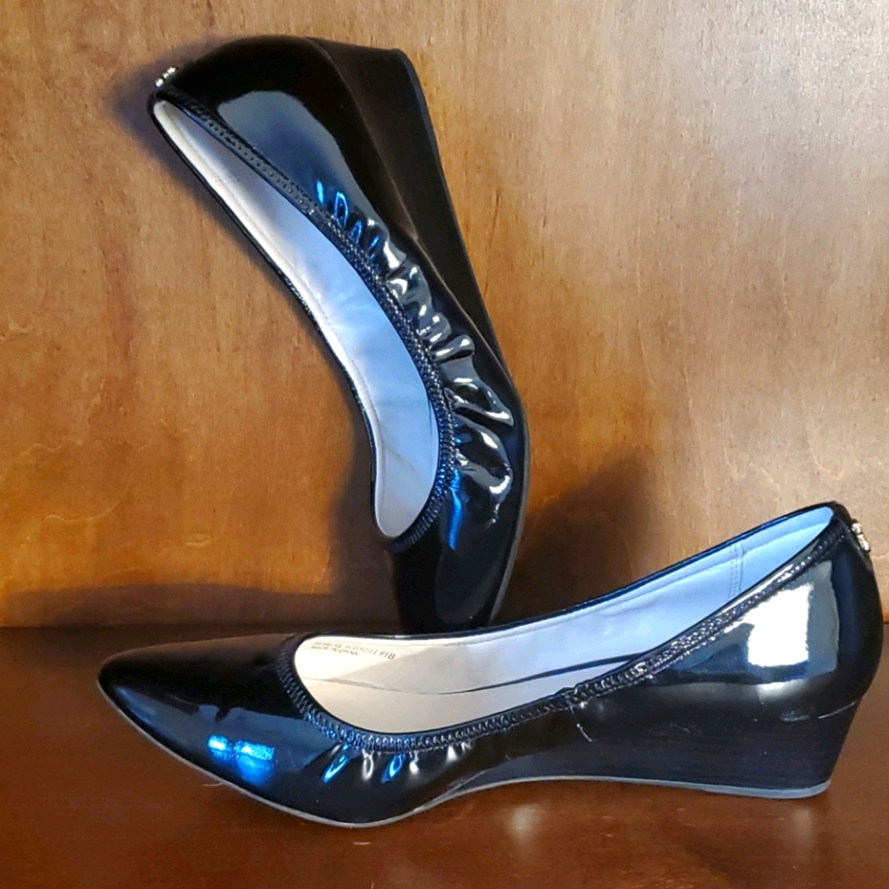 Black patent leather stretch pointy wedge